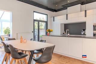 <p><span>NOEVEREN | AUTHENTIEKE WONING MET ZES SLAAPKAMERS EN TUIN MET TOEGANG NAAR DE STEENBAKKERIJ| EPC C |</span></p><p><span>Indeling als volgt : kelderverdieping : wasruimte - hobbyruimte - technische ruimte - tuin.</span></p><p><span>Gelijkvloers: Inkomhal - authentieke woonruimte met hoge plafonds - royale keuken met zicht op de steenbakkerij - bureauruimte - badkamer - terras.</span></p><p><span>Eerste verdieping : traphal - drie ruime slaapkamers (25.27m², 13.45m² en 11m²) - badkamer met douche, lavabo - apart toilet.</span></p><p><span>Tweede verdieping: traphal - drie ruime slaapkamers (17.96m², 17.43m² en 17.77m² - toegang naar de zolder.</span></p><p><span>Uniek wonen aan de Rupel in het historische Noeveren</span></p><p><span>Een karaktervolle en authentieke woning met de uitstraling van een herenhuis, gelegen op een werkelijk bijzondere locatie in Noeveren, Boom. Hier woont u letterlijk naast de historische steenbakkerijen en aan de oevers van de Rupel.</span></p><p><span>Een pand met ziel, charme en geschiedenis, waar authentieke elementen en een unieke omgeving samenkomen. Een zeldzame kans voor wie op zoek is naar een woning met karakter en een verhaal.</span></p><p><span> </span></p><p><span>Troeven: </span></p><ul><li><span>De woning is zeer goed onderhouden en instapklaar!</span></li><li><span>Poortje in de tuin naar de steenbakkerij.</span></li><li><span>Zeer rustige omgeving vlakbij de rupel.</span></li><li><span>Zes ruime slaapkamers.</span></li><li><span>Optioneel Dubbele garagebox mee aan te kopen.</span></li><li><span>Zij-ingang naar de tuin.</span></li></ul><p><span> </span></p><p><span> </span></p>