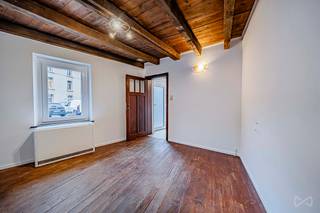 WE INVEST Sud-Luxembourg presenteert u deze maisonette met 3 gevels, gelegen in Virton, op een steenworp afstand van voorzieningen en de belangrijkste verkeersaders.
U zult gecharmeerd zijn van de gezelligheid, de lichtinval en het renovatiepotentieel, ideaal voor een eerste aankoop of een investering.
Het huis is als volgt ingedeeld:
Op de begane grond vindt u een te voorzien keukenruimte, een badkamer met toilet en een woonkamer met trap naar de bovenverdieping.
Op de bovenverdieping geeft een grote hal toegang tot een slaapkamer en een kantoor.
Deze woning wordt gecompleteerd door een toegankelijke zolder voor opslag en een grote kelder.
Technische aspecten:
Elektrische accumulatorverwarming en warmwatervoorziening via boiler, recente PVC-ramen met dubbele beglazing (2024), tegel- en parketvloeren, aansluiting op de riolering, EPC: G, elektrische PV: niet conform, dak in goede staat (natuurlijke leisteen).
Een ideaal pand voor wie zijn toekomstige thuis wil vormgeven of slim wil investeren in een project met een groot potentieel!
Neem vandaag nog contact met ons op voor meer informatie of om een bezoek te regelen: +32 (0)63 33 00 69 – sud.luxembourg@weinvest.be