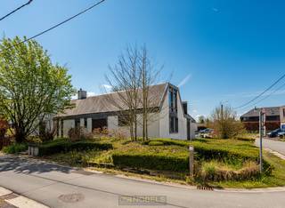 <p><strong>LICHTRIJKE OPEN BEBOUWING</strong><span> met uitbreidingsmogelijkheden in het landelijke, pittoreske Mater. Deze </span><strong>VERDER AF TE WERKEN EIGENDOM, </strong><span>gelegen op een hoekperceel</span><strong>, </strong><span> verwelkomt u met een aangename leefruimte waar de mooie lichtinval en de </span><strong>AANSLUITENDE BUREELRUIMTE</strong><span> zorgen voor een </span><strong>OPEN GEHEEL</strong><span>, ideaal voor </span><strong>THUISWERK</strong><span>. Op het </span><strong>GELIJKVLOERS</strong><span> bevindt zich bovendien een </span><strong>SLAAPKAMER MET ENSUITE BADKAMER EN DRESSING</strong><span>. Het verdiep biedt u </span><strong>NOG 2 SLAAPKAMERS</strong><span> en aparte doucheruimte. Verder beschikt u over </span><strong>VOLDOENDE BERGINGEN, Polyvalente ruimte van 16 vierkanten meter</strong><span> en een </span><strong>GROTE GARAGE</strong><span> die tal van opberg- en parkeermogelijkheden biedt. De </span><strong>ZOLDERVERDIEPING</strong><span> biedt bijkomend potentieel om in te richten als </span><strong>APARTE BUREAURUIMTE, HOBBYKAMER OF EXTRA LOGEERKAMER</strong><span>, waardoor deze woning perfect meegroeit met uw noden. Buiten geniet u van een </span><strong>AANGENAME TUIN</strong><span> waar het rustig vertoeven is. Gelegen in een rustige buurt in de </span><strong>GROENE EN GEGEERDE OMGEVING VAN MATER</strong><span> en een uitstekende ligging </span><strong>NABIJ NATUUR EN VERBINDINGSWEGEN</strong><span>.</span></p>

<p>Perfect geschikt ook voor de<strong> COMBINATIE WONEN/ WERKEN! </strong><br /><br />Onmiddellijk beschikbaar! <br /><br />Adres: Driesleutelsstraat 8 te Mater (Oudenaarde)<br /><br />Geen renovatieplicht, P-score: D, G-score: A</p>