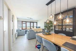 Droomt u van wonen aan zee met een adembenemend uitzicht? Dan is dit gerenoveerde appartement met 1 slaapkamer op de tweede verdieping van Residentie Hydro Palace in Oostende-Mariakerke precies wat u zoekt. Van zodra u de leefruimte binnenkomt, wordt uw aandacht getrokken door het prachtige frontale zeezicht. Hier geniet u elke dag van de rust van de Noordzee, indrukwekkende zonsondergangen en een uniek vakantiegevoel, het hele jaar door. De leefruimte sluit perfect aan op de open keuken. Verder beschikt het appartement over één comfortabele slaapkamer en een stijlvolle badkamer. Er is een kelder inbegrepen en optioneel kan een garagebox gekocht worden in het gebouw. Contacteer ons vandaag nog voor meer informatie of een bezoek en ontdek zelf de charme van dit leuke appartement.