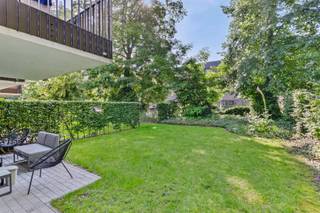<p><span>Op zoek naar een nieuwe thuis of een interessante investering? Dit moderne, gelijkvloerse appartement met 1 slaapkamer combineert comfortabel wonen met een uitstekende ligging. Met twee privéterrassen, een eigen tuin, twee autostaanplaatsen én een afzonderlijke berging biedt dit appartement heel wat troeven!</span></p><p><span><br /></span><span>Indeling</span><span>: Inkomhal met apart toilet en bergruimte, ruime woonkamer met een open, volledig ingerichte keuken, slaapkamer en badkamer (voorzien van douche en wastafel). De woonkamer geeft toegang tot twee terrassen en een privé tuin. <br />Inclusief een autostaanplaats binnen, autostaanplaats buiten én een afzonderlijke berging</span></p><p><span>Troeven: </span></p><ul><li><span>Het appartement is gelegen in het centrum van Olsene, heel centraal nabij supermarkten, handelaars, horeca, scholen, invalswegen en autostrade (E17 Kruisem). </span></li><li><span>Modern, energiezuinig en instapklaar</span></li><li><span>Twee privatieve terrassen en een eigen tuin met Zuid-West en Zuid-Oost oriëntatie</span></li><li><span>Twee autostaanplaatsen inbegrepen: één ondergronds en één bovengronds </span></li><li><span>Afzonderlijke berging inbegrepen</span></li><li><span>Ideaal als eigen bewoning als aantrekkelijk als investering</span></li><li><span>vrij bij akte</span></li></ul><p><span> </span></p><p><span>Wens je meer informatie of plan je graag een bezoek? Contacteer Ellen via 0474 86 04 52 of <span>ellen@heritagevastgoed.be</span></span><span>.</span></p><p><span> </span></p><p><span>Info:</span></p><p><span> </span></p><ul><li><span>EPC: 101.24 kWh/m² jaar - label B</span></li><li><span>Stedenbouw: Vg - Wg - Gmo - Gvkr - Vv</span></li><li><span>Watertoets: Gebouwscore A | perceelscore A</span></li><li><span>De bovenvermelde bewoonbare oppervlakte betreft de bruto oppervlakte zoals vermeld in het EPC-attest</span></li></ul><p><span> </span></p><p><span> </span></p><p><span> </span></p>
