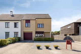 This well-maintained semi-detached building, located on a plot of 189 m², offers a living area of no less than 257 m². The house was built in 1994, has been well maintained over the years and also has solar panels, which contribute to energy-efficient living comfort.<br /><br />Upon entering the house, you will find yourself in a spacious entrance hall with a separate guest toilet. From here you can reach the kitchen with on the other side the cozy living room with a pleasant view of the garden. On the ground floor, there is also a practical storage room and an indoor garage.<br /><br />The first floor has three full bedrooms, two bathrooms and a separate toilet. In addition, the existing air conditioning provides extra comfort during hot summer days.<br /><br />Via a fixed staircase, you reach the spacious attic, where two additional bedrooms have been set up. In addition, there are two separate storage spaces, ideal for storing seasonal items or as extra storage space.<br /><br />Outside, you can enjoy the well-kept garden, where the heated swimming pool immediately catches the eye and invites you to relax. There is a detached garage with extra storage space, which makes this outdoor space not only pleasant but also very practical.<br /><br />In short, this ready-to-move-in home combines space, comfort and an excellent state of maintenance with many additional advantages. An ideal family home for those looking for carefree living.<br /><br />The property is offered through the Pre-sale formula. On 30/09/2026 between 16:00 and 18:00, you can come visit the house by appointment and make an offer. The listed price is a starting price. For further information, please contact the property agent.<br /><br />Register of measures: no