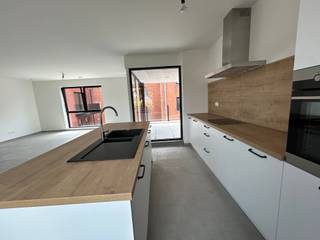 Gelegen in te Handzame (deelgemeente Kortemark) met vlotte verbindingen naar Torhout, Roeselare en Diksmuide, bevindt zich deze nieuwbouw bel-etagewoning. Winkels, scholen en openbaar vervoer bevinden zich op korte afstand.<br /><br />Op de eerste verdieping is er de ruime lichtrijke leefruimte met open keuken, het aangename terras is hier ook bereikbaar. Ook is er nog een apart toilet en bergruimte aanwezig op deze etage. De tweede verdieping biedt 2 slaapkamers en een badkamer met douche en bad, alsook een tweede toilet.<br /><br />Beneden is er ook nog een extra bergruimte voorzien en is de parkeerplaats.<br /><br />Parkeerplaats: €50/maand.<br /><br />