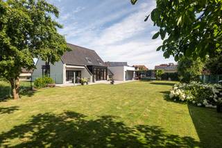 <span><strong>Vrijstaande woning met grote garage gelegen op een perceel van ca. 925 m² in een doodlopende straat te Ravels-Eel.</strong><br /><strong>De bewoonbare oppervlakte is circa 325 m², er zijn 4 slaapkamers, 2 badkamers, EPC label B en een goedgekeurde elektriciteit.</strong><br /><br /></span><span>Gelijkvloerse verdieping:</span><br />De inkom bevat een vestaire en gastentoilet. De lichte woonkamer is ruim en geeft toegang tot een overdekt terras. De ruime keuken grenst aan de woonkamer en is voorzien van de nodige inbouwapparatuur. Naast de keuken is een bureauruimte ingericht met ingebouwde kasten. Verder is er nog een praktische bijkeuken. Gelijkvloers is er ook een ruime slaapkamer en een badkamer met inloopdouche, wastafel en toilet.<br />De grote garage van circa 70m² is van binnenuit te bereiken . De garage heeft een automatische poort en hier is ook de verwarmingsinstallatie geplaatst ( gasketel en zonneboiler).<br /><br /><span>Eerste verdieping:</span><br />De verdieping geeft de ruime nachthal toegang tot 3 ruime slaapkamers waarvan 1 met dressing. De badkamer is voorzien van ligbad, douche wastafel en toilet. Via een vlizotrap is een opbergzolder bereikbaar.<br /><br /><span>Buitengebeuren:</span><br />Ruime tuin met terras. Aan de zijkant is er geen bebouwing maar uitzicht over agrarisch gebied. Aan de voorzijde is een oprit voor meerdere auto's.<br /><br /><span>Bijzonderheden:</span><br />- Instapklare woning<br />- Goedgekeurde elektriciteit.<br />- Vloerverwarming in woonkamer en keuken<br />- Epc label B<br />- Kruipkelder<br />- Rustige ligging in een doodlopende verkaveling en invalswegen Turnhout-Nederland.<br />- Stedenbouwkundige inlichtingen in aanvraag
