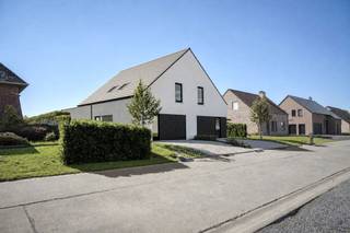 <div><div><div><div><div>Ontdek deze 2 prachtige instapklare halfopen woningen, ontworpen met oog voor comfort, moderniteit en energiezuinig wonen.<br /><br />Dankzij het uitstekende EPC A genieten deze woningen van een laag energieverbruik en een optimaal wooncomfort. Ze beschikken over een inkomhal met toilet, een lichtrijke leefruimte met open ingerichte keuken, een garage met washoek, twee mooie slaapkamers en een moderne badkamer.<br /><br />De kwalitatieve afwerking, duurzame materialen en de volledig aangelegde buitenomgeving (gazon, afsluitingen, terras in gepolierd beton en voortuin met grind) zorgen voor een elegante en tijdloze uitstraling.<br /><br />Gelegen in een rustige en groene omgeving is dit project ideaal voor wie op zoek is naar een instapklare woning zonder compromissen op vlak van kwaliteit.<br /><br />Troeven :<br />• EPC A – energiezuinig wonen<br />• Sleutel-op-de-deur<br />• Halfopen bebouwing – veel lichtinval en privacy<br />• Hoogwaardige materialen<br />• Volledig aangelegde buitenomgeving<br />• Toporiëntatie van het terras: ZUID<br /><br />Meer info? Contacteer guido@immobeguin.be / 0475 70 36 19</div></div></div></div></div><div><div><div><div></div></div></div></div>
