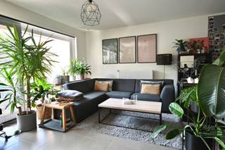 Bent u op zoek naar een comfortabel, rustig en uitstekend gelegen woning voor een tijdelijke huurperiode van 1 jaar? Dan is deze woning te Maria-Aalter precies wat u zoekt! De woning geniet van een uitstekende ligging vlakbij het station van Maria-Aalter, met een vlotte treinverbinding naar Gent, Brugge, Oostende en Brussel. Ook de E40 bevindt zich vlakbij, waardoor de woning bijzonder geschikt is voor professionals die zich gemakkelijk willen verplaatsen. Ideaal voor expats, projectmedewerkers en tijdelijke professionele opdrachten.<br />Met een genereuze bewoonbare oppervlakte van 167 m² en een perceel van 189 m² is dit een instapklare thuis die alle verwachtingen overtreft. Bij binnenkomst wordt u verwelkomd in een lichte en ruime woonkamer, waar comfort en sfeer samenkomen. Een aansluitende eetkamer met open keuken vormt de ideale plek voor gezellig samenzijn. Verder zorgt een onderhoudsvriendelijk tuintje met praktische terras voor een ideale binnen-buiten beleving. Verder beschikt de woning over 3 comfortabele en ruime slaapkamer(s), een goed onderhouden en praktische badkamer en nog een extra verdiep waar de invulling nog op u wacht.<br /><br />De moderne architectuur en het onderhoudsvriendelijke aspect maken deze woning meer dan een simpel huis; het is een warm thuis waar u zich direct welkom zult voelen en dit nabij winkels, horeca, recreatie/park en dagelijkse voorzieningen. <br /><br />Belangrijk! deze woning wordt uitsluitend aangeboden voor tijdelijke bewoning gedurende één jaar. Ze is bedoeld voor kandidaten die eventueel al een hoofdverblijfplaats hebben of slechts tijdelijk in de regio verblijven. Wij zoeken een correcte huurder die respect heeft voor de woning en de rustige omgeving.<br /><br />Beschikbaar vanaf: 1 november 2026 <br />Huurprijs: € 1000 per maand. <br />Interesse? Neem contact op met Kim voor meer informatie of een bezichtiging via 0477 751 893 of kim@lannimmo.be