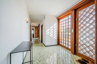 Villa 6 slaapkamers, tuin en dubbele garage.Samenstelling: inkomhal met apart toilet en vestiaire, ruime en lichte woonkamer van 42m2 die toegang...