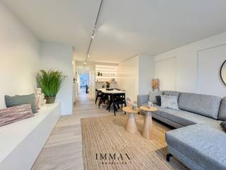 Prachtig, gerenoveerde duplex penthouse met schitterende terrassen vlakbij de winkelstraten én het strand.Indeling: inkomhall met gastentoilet...