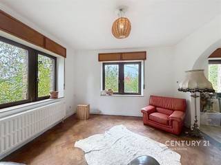 <p>Prachtige woning met vakantiewoning en mogelijkheden op een perceel van 35 are 86.</p><p>Je komt de woning meteen binnen in de inkomhal, aansluitend heb je de lichtrijke leefruimte met kachel, een ruimte voor keuken, een wasplaats/berging en een slaapkamer.<br />Op de 1ste verdieping zijn er 3 slaapkamers waarvan 2 zeer ruime die nog opgesplitst kunnen worden in extra kamers , en een badkamer.<br />Ook is er een volledige kelder die ideaal is als stockage. Hier kan je ook de garage terugvinden.</p><p>Bij deze woning zijn alreeds de ramen, dak, ... al vernieuwd en recent zonnepanelen geplaatst.</p><p>Verder beschik je ook van een gîte (vakantiewoning) die recent is gebouw met de nodige vergunningen en registratie voor verhuur. Deze heeft een keuken, zitruimte, ruime slaapkamer en een badkamer. buiten heb je een patio met een ruim terras om heerlijk te genieten van de natuur.</p><p>De tuin is prachtig aangelegd en hier kan je heerlijk vertoeven en genieten van de rust.<br />Hier heb je rechts mogelijkheid om een woonst te bouwen (extra bouwgrond).</p><p>Kortom een zeer ruime woning met opfrissingswerken (zoals gyproc, behang/schilderwerken, keuken en badkamer nog te plaatsen, ...) op een unieke centrale locatie die ideaal is voor wandelaars, fietsers, ... met alles bij de hand zoals winkels, station, ...</p><p>Vlotte verbinding met Luxemburg, Spa en Stavelot.</p><p>Contacteer ons voor meer info op 016 90 10 21 of info@future-home.be.</p><p>EPC: 329 kWh/m² jaar UC: 20250411008763</p><p>Woongebied, Vergunning, Geen verkavelingsvergunning, Geen dagvaarding, Geen voorkooprecht</p>