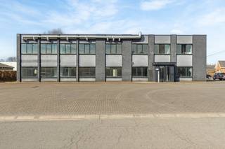 Op een uitmuntende locatie in het groene Onze-Lieve-Vrouw-Waver vindt u dit veelzijdige kantoorgebouw met ruime parkeergelegenheid op het bedrijventerrein Berkenhoek. Met een uitzonderlijke visibiliteit en vlotte bereikbaarheid biedt dit hoekpand van 711 m² nuttige ruimte op een perceel van 2.433 m² talloze mogelijkheden. Hier geniet u van een rustige omgeving, terwijl u toch in de directe nabijheid bent van winkels, scholen en openbaar vervoer.<br /><br />Benieuwd naar deze exclusieve vastgoed? Klik hier voor meer beelden en geniet hier van een wondermooi vogelperspectief!<br /><br />U betreedt het pand via een ruim onthaal met sanitaire voorzieningen. De gelijkvloerse verdieping omvat een vestiaire, meerdere vergaderzalen, royale bureauruimtes, een printerruimte, een cafetaria/ontspanningsruimte, een volledig uitgeruste keuken, een badkamer en afsluitbare telefooncellen. Vanuit de bureaus en cafetaria heeft u directe toegang tot de aangename tuin.<br /><br />De eerste verdieping beschikt over extra kantoorruimtes, een vergaderzaal, twee polyvalente ruimtes (geschikt als opslag), een stookplaats, een serverlokaal en extra sanitaire voorzieningen. Bovendien is het pand uitgerust met airconditioning en biedt het een ruime parking vooraan het gebouw. Via een aparte zij-ingang is een tweede toegang mogelijk, wat extra flexibiliteit biedt voor diverse commerciële doeleinden. U heeft hier de mogelijkheid een woonst in te richten.<br /><br />Dit is een uitstekende opportuniteit als u op zoek bent naar een kantoorgebouw/industriepand op een toplocatie te Onze-Lieve-Vrouw-Waver. Contacteer ons voor meer vrijblijvende informatie op 0472/22 12 41 of neem een kijkje op www.boonstravastgoed.be . <br /><br />Bijzonderheden:<br />- Perceel = 2433 m²<br />- Uitzonderlijke ligging<br />- Kantoren met ruime parking