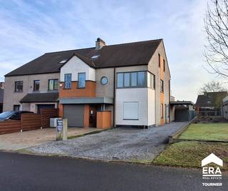 Prachtig ruim (174m2) appartement te koop in Lommel.Luxe afwerking! * Lichtrijke leefruimte met parketvloer en toegang tot groot (45m2) zuidelijke...