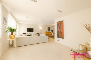 * Prachtige instapklare alleenstaande villa op de grens Ingelmunster/Meulebeke* Totaalrenovatie in 2010* Gelegen nabij het centrum van Meulebeke en...