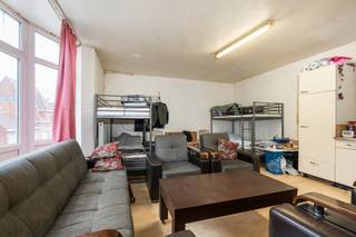 e koop: gezellig huis in Hamme, op korte afstand van het centrum en de belangrijkste invalswegen.

<p>Deze woning ligt in een residentiële buurt aan de stadsrand, waardoor u geniet van een rustige omgeving met alle voorzieningen binnen handbereik. De ruime living vormt het hart van het huis en biedt veel mogelijkheden voor een comfortabele inrichting. Met meerdere slaapkamers is dit pand ideaal voor wie op zoek is naar extra ruimte, of voor een startend gezin dat wil wonen nabij het centrum.</p>

<p>Belangrijkste ruimtes:<br />• Ruime living (30 m²) met veel lichtinval<br />• Keuken met dubbele spoelbak, dampkap en ingemaakte kasten<br />• Slaapkamer (12 m²) met voldoende ruimte voor een dubbel bed<br />• Badkamer (5 m²) met douche, toilet en wastafel in meubel<br />• Nachthal (2 m²)</p>

<p>Troeven:<br />• Nabij het centrum en invalswegen<br />• Grote living als centrale leefruimte</p>

<p>Neem vandaag nog contact op met uw ERA-makelaar voor een bezoek. JOUW DROOMHUIS. ZO GEVONDEN!</p>