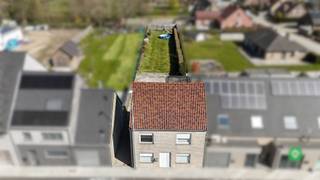 Ontdek deze instapklare woning in de Lekestraat te Koekelare, een strategische locatie tussen De Mokker en Leke, met vlotte verbinding naar Diksmuide. De woning bevindt zich op een ruim perceel van 725 m² en biedt een uitstekende combinatie van comfort en functionaliteit.<br /><br />Indeling:<br />Bij binnenkomst betreedt u de inkomhal die uitgeeft op de lichtrijke woonkamer met open, ingerichte keuken. Aansluitend bevindt zich de was- en bergruimte met directe toegang tot de zonnige tuin. Verder op het gelijkvloers zijn er een privatief toilet en een bureauruimte, ideaal voor thuiswerk of hobby's.<br /><br />Op de eerste verdieping vindt u een nachthal die toegang biedt tot drie volwaardige slaapkamers en een badkamer uitgerust met een douchecabine, lavabomeubel en toilet.<br /><br />Daarnaast beschikt de woning over een inpandige garage, bereikbaar via de zij-ingang van de woning en de achterliggende bergruimte.<br /><br />Troeven:<br />- Asbestveilige woning<br />- Energiezuinig met EPC-label C<br />- Instapklaar en voorzien van alle nodige faciliteiten<br />- Gelegen op een uitstekende locatie<br /><br />Interessante investeringsmogelijkheid!<br />Momenteel is de woning verhuurd, wat deze eigendom bijzonder interessant maakt als belegging op de vastgoedmarkt.<br /><br />STARTPRIJS, Elk bod boven deze startprijs wordt voorgelegd aan de eigenaars, die al dan niet kunnen akkoord gaan met deze bieding.<br /><br />Interesse in deze woning? Contacteer ons voor meer informatie of een bezichtiging!