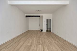 <p><strong>Gelijkvloers appartement met aangename privétuin op de grens van de uiterst gegeerde en groene wijken Pulhof / Oosterveld.</strong><br /><br /><strong>Indeling:</strong><br />Je stapt het appartement binnen via de centrale inkomhal. Aan de rechterkant geeft een ruimtebesparende schuifdeur toegang tot de <b>praktische badkamer</b>. Aan de linkerkant van de hal bevindt zich de <strong>sfeervolle leefruimte</strong> met zicht op de voortuin van het gebouw. Dankzij de <b>zuidgerichte ramen</b> geniet je hier de hele dag door van <b>bijzonder veel natuurlijke lichtinval</b>. <br /><br />Achteraan, de rustige slaapkamer, ingericht en reeds voorzien van een <b>enorm handige ingebouwde kastenwand</b>, wat zorgt voor een optimaal gebruik van de ruimte zonder verlies van plaats.<br />Daarnaast, de aparte keuken met rechtstreeks toegang tot een <b>prachtige, ruime tuin van maar liefst 60m²</b>!</p>
<p><b>Bijzonderheden:<br /></b>EPC label<b> B</b>;<br /><strong>Lage maandelijkse kosten</strong>: ca. 15 à 20,- EUR per maand [Blokpolis &amp; verbruik gemeenschappelijke delen]<br />Conforme elektriciteit (tot 09/2048);<br />Aparte nutsvoorzieningen;<br />Asbestveilig.<br /><br /><b>Ligging:</b> <br />Gelegen op een <b>strategische en residentiële locatie</b> op de grens van de gegeerde wijken Oosterveld &amp; Pulhof. Ideaal om te gaan sporten of heerlijk te ontspannen in het groen, met het prachtige <b>Middelheimpark en Park den Brandt</b> op wandel- en fietsafstand. Daarnaast geniet je van een <b>vlotte verbinding</b> met belangrijke in- en uitvalswegen, lokale handelaars en supermarkten letterlijk om de hoek én ben je vlakbij het openbaar vervoer!</p>