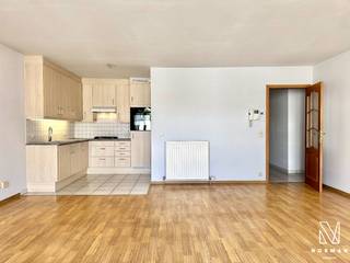 Welkom in dit ruim, lichtrijk en energiezuinig (EPC A) appartement, gelegen in het centrum van Kuurne, met twee slaapkamers, terras en garage!<br /><br />Dit appartement gelegen op het eerste verdiep is bereikbaar via de lift of trap in het gebouw.<br />Bij het betreden van het appartement komt u binnen in de ruime inkomhal met apart gastentoilet. Verder vindt u de ruime en lichtrijke leefruimte, die aansluit op de keuken. De keuken is uitgerust van oven, fornuis, koelkast en dampkap. Aanpalend aan de keuken is er nog een praktische berging, waar ook de technische installaties staan.<br />Via de grote raampartijen in de leefruimte heeft u toegang tot het eerste knusse terras.<br />Verder komt u via de gang richting de twee volwaardige slaapkamers en badkamer uitgerust van douche en wastafel.<br />Via beide slaapkamers heeft u toegang tot het tweede, ruime zonneterras.<br /><br />Tot slot beschikt dit appartement over een aparte garagebox voor een meerprijs van 25.000 euro. U kunt deze garage bereiken via de ondergrondse parking. Daar is er eveneens een stalling voorzien voor fietsen en brommers.<br /><br />TROEVEN<br />+ EPC A (energiezuinig en geen renovatieplicht)<br />+ Elektriciteit conform<br />+ 2 slaapkamers<br />+ Terras