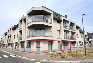 TE HUUR: mooi gelijkvloersappartement met 2 slaapkamers en terras. Indeling: inkomhal, grote living (51 m²) met volledig geïnstalleerde open keuken, overdekt terras (5 m²), ruime berging, 2 slaapkamers (12 en 8 m²), wc apart, badkamer met ligbad, inloopdouche, dubbel lavabomeubel en spiegelkast, privatieve garagebox achteraan de residentie. CV op aardgas, energiezuinig - EPC 113 kwh/m² jaar - label 'B'. <br />Dit mooie appartement is voorzien van gordijnen, overgordijnen en verlichting in alle ruimtes!, beschikbaar vanaf 01/09/2026. <br />Meer info en/of afspraak uitsluitend via email: info@denderimmo.be
