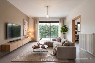 Een heel tof en knus appartement, ideaal voor starters die op zoek zijn naar een rustige omgeving om volop te genieten!<br /><br />Duurzaam, comfortabel en energiezuinig wonen in het groen van Kluisbergen. Dit nieuwbouwappartement van ca. 69 m² (incl. terras) op het gelijkvloers is volledig afgewerkt, enkel de schilderwerken moeten nog worden uitgevoerd. Het combineert lage energiekosten met een kwalitatieve afwerking, een eigen terras/tuintje, en met unieke extra faciliteiten.<br /><br />De troeven van dit appartement:<br />-Energiezuinig &amp; toekomstbestendig: Dankzij de recentste isolatienormen en moderne bouwtechnieken geniet u van een uiterst lage energiefactuur en een aangenaam, constant binnenklimaat.<br />-Gelijkvloers met privatief terras &amp; gezellig tuintje: U geniet van het comfort van wonen op het gelijkvloers. Het terras en het tuintje zijn compact en daardoor uiterst onderhoudsvriendelijk, maar bieden precies genoeg ruimte om in alle rust heerlijk buiten te genieten.<br />-Schilderwerken inclusief &amp; naar eigen keuze: De afwerking van de schilderwerken is volledig inbegrepen in de prijs. U kiest het kleuren- en afwerkingspalet nog volledig naar eigen wens, zodat het appartement geheel naar uw smaak wordt opgeleverd.<br /><br />Kwalitatieve afwerking &amp; optimaal comfort: De lichtrijke leefruimte is voorzien van een tegelvloer en loopt naadloos over in de volledig geïnstalleerde open keuken. Daarnaast beschikt het appartement over één volwaardige slaapkamer, een ruime en badkamer met comfortabele douche.<br /><br />Unieke gemeenschappelijke faciliteiten: Naast uw privatieve terras en tuin krijgt u ook toegang tot een mooi aangelegde gemeenschappelijke tuin met petanquebaan, een ontmoetingszaal voor bewoners en een ruime veilige fietsenberging.<br /><br />Uitstekende ligging &amp; bereikbaarheid<br />Het appartement is prachtig gelegen in het hart van de Vlaamse Ardennen, op een boogscheut van het Kluisbos en bekende wandel- en fietsroutes zoals de Oude Kwaremont.<br /><br />Ondanks de rustige en groene omgeving is de bereikbaarheid uitstekend:<br />Verbindingen: Dankzij de nabijheid van de N60, N36 en N453 bereikt u vlot omliggende steden en gemeenten zoals Oudenaarde, Ronse, Avelgem, Maarkedal en Mont-de-l'Enclus. De snelweg E17 (oprit Waregem of Deerlijk) bevindt zich op slechts 15 tot 20 minuten rijden.<br /><br />Voorzieningen: Winkels voor de dagelijkse boodschappen (onder meer Delhaize, Spar en Carrefour Express), evenals lokale bakkers, slagers en apotheken bevinden zich in de directe nabijheid. Uitgebreider shoppen kan makkelijk in het nabijgelegen Oudenaarde of Ronse.<br /><br />Scholen: Verschillende basisscholen (zoals GBS De Start) en kinderopvangvoorzieningen liggen op wandel- of fietsafstand. Middelbare scholen in Ronse en Oudenaarde zijn eveneens vlot bereikbaar.<br /><br />Interesse in dit tof en energiezuinig gelijkvloers nieuwbouwappartement? Neem contact op voor meer informatie of om een bezoek in te plannen!<br /><br />Stedenbouw in aanvraag.