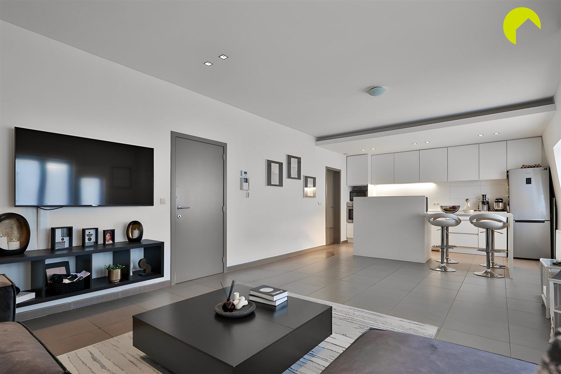 Gerenoveerd appartement (100m²) met 2 slaapkamers - foto 2