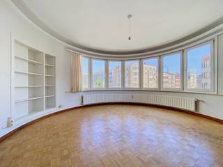 Tel : 0456 79 45 19 / E-mail : sophia.vanhove@weinvest.be<br /><br />
<p><span>We Invest heeft het genoegen u, exclusief, dit prachtige appartement met één slaapkamer aan te bieden, ideaal gelegen in het hart van Elsene.</span></p>
<p><span>Het appartement bestaat uit een inkomhal, een lichtrijke woonkamer, een volledig uitgeruste keuken, een slaapkamer, een douchekamer en een aangenaam terras.</span></p>
<p><span>Gelegen in een gewilde buurt, vlak bij de ULB, de VUB, winkels, restaurants en het openbaar vervoer, biedt dit pand een praktische en aangename leefomgeving, met een snelle toegang tot het Ter Kamerenbos en het centrum van Brussel.<br /><br /></span></p>
<p><span>Huurprijs: €1.150/maand</span><br /><span>Kosten: €250/maand (provisie voor warm en koud water, verwarming en onderhoud van de gemeenschappelijke delen)</span><br /><span>EPC: D-<br /><br /></span></p>
<p><span>Onmiddellijk beschikbaar.<br /><br /></span></p>
À visiter sans tarder ! Pour plus de biens en exclusivité, visitez www.weinvest.be.