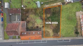 <p>Voor meer informatie of een bezoek, bel 02 884 23 23.</p>
<p>Op een rustige ligging in Waarbeke (Geraardsbergen) bevindt zich deze bouwgrond voor <strong>open bebouwing</strong> met een <strong>straatbreedte van 13.62m</strong>. De oppervlakte van het perceel bedraagt <strong>4are 30ca.</strong></p>
<p>Toegestane <strong>bouwbreedte </strong>bedraagt max. <strong>8m</strong>. De maximale <strong>kroonlijsthoogte </strong>bedraagt <strong>6m</strong> bij afwerking met een <strong>hellend dak </strong>of <strong>6.5m </strong>met afwerking <strong>plat dak</strong>.</p>
<p>Winkels, scholen en openbaar vervoer bevinden zich in de nabijheid. Interesse in deze mooie bouwgrond? Neem dan snel contact op met ons om het dossier in te kijken op kantoor!</p>