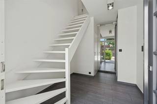 <p><span><span><strong>Ruim wonen, genieten van groen en toch centraal gelegen.</strong></span></span></p><p><span><span>In een uiterst rustige en groene omgeving in <strong>Sint-Gillis, nabij Dendermonde</strong>, bevindt zich deze vrijstaande woning.</span></span></p><p><span><span>Een woning die meteen overtuigt door haar royale volumes, praktische indeling en aangename connectie met de tuin.</span></span></p><p><span><span>Hier krijgt ruimte letterlijk betekenis. Zowel binnen als buiten biedt deze villa alle mogelijkheden voor wie comfortabel wil wonen, zonder de verbinding met Dendermonde en de omliggende regio te verliezen.</span></span></p><p><span><span>Via de ruime inkomhal met <strong>apart gastentoilet</strong> bereikt u de leefruimtes. Het gezellige salon sluit mooi aan op de <strong>riante woonkamer</strong>, waar de grote raampartijen voor veel natuurlijk licht zorgen en het uitzicht op het terras en de tuin centraal staat.</span></span></p><p><span><span>De <strong>afzonderlijke, volledig ingerichte keuken</strong> biedt alle nodige comfort en beschikt aansluitend over een praktische bijkeuken. Vanuit de woning is ook de <strong>inpandige garage</strong> rechtstreeks bereikbaar. </span></span></p><p><span><span>Deze is bijzonder praktisch voor fietsen, scooters, motorfietsen of als extra functionele ruimte.</span></span><span><span><strong></strong></span></span></p><p><span><span>Op de verdieping bevindt zich de <strong>master bedroom met dressing en-suite</strong>, aangevuld met twee volwaardige slaapkamers met praktische inbouwkasten.</span></span></p><p><span><span>De badkamer is comfortabel ingericht met <strong>ligbad, douche en dubbel lavabomeubel</strong>. Daarnaast is er op deze verdieping een <strong>apart toilet</strong> aanwezig.</span></span></p><p><span><span>Een kleine bergzolder vormt een bijkomende praktische troef.</span></span><span><span><strong></strong></span></span></p><p><span><span>Ook technisch heeft deze villa heel wat te bieden. De woning wordt verwarmd via <strong>centrale verwarming op mazout</strong> en beschikt over <strong>zonnepanelen</strong>.</span></span></p><p><span><span>Aan de zonnekant zijn screens voorzien en twee slaapkamers beschikken over airconditioning, wat tijdens de warmere zomermaanden voor extra comfort zorgt.</span></span></p><p><span><span>Dankzij haar voorzieningen en energetische kwaliteiten kan de woning bovendien uitpakken met een <strong>zeer gunstige energiescore</strong>.</span></span><span><span><strong></strong></span></span></p><p><span><span>Buiten wacht een bijzonder aangename verrassing. De <strong>riante, groene en relatief onderhoudsvriendelijke tuin</strong> zorgt voor rust, privacy en een heerlijk gevoel van ruimte.</span></span></p><p><span><span>Het terras sluit mooi aan bij de leefruimtes en vormt de ideale plek voor lange zomeravonden, een rustig ontbijt of gezellige momenten met familie en vrienden.</span></span></p><p><span><span>Ook parkeren vormt geen probleem. Naast de inpandige garage biedt de ruime oprit comfortabel plaats aan <strong>twee tot drie wagens</strong>.</span></span><span><span><strong></strong></span></span></p><p><span><span>De ligging in <strong>Sint-Gillis bij Dendermonde</strong> combineert het beste van twee werelden: een rustige en groene woonomgeving, met Dendermonde en zijn voorzieningen binnen handbereik.</span></span></p><p><span><span>Dankzij de goede verbindingen richting <strong>Brussel, Gent en Antwerpen</strong> is deze locatie bovendien interessant voor wie centraal wil wonen en toch elke dag wil thuiskomen in een rustige omgeving.</span></span></p><p><span><span><strong>Een complete vrijstaande instapklare woning waar ruimte, groen, privacy en dagelijks wooncomfort mooi samenkomen.</strong></span></span></p><p>Plan vandaag nog uw persoonlijke afspraak voor een bezoek aan deze buitenkans.</p><p>Enkel op afspraak zodat we voor elke kandidaat voldoende tijd kunnen voorzien.</p><p>Ons bezoekmoment is gepland op<i><strong> zaterdag 29 augustus 2026 </strong></i> tussen <i><strong>10u-12u enkel op afspraak !</strong></i></p><p>Boek uw afspraak 078 48 2000 | info@rented.be | +32 475 648870</p><p><span><span></span></span></p><p><span><span><strong>Rented – R-Vastgoed</strong></span></span><br /><span><i><span>Zorgeloos vastgoed. Persoonlijk begeleid</span></i></span></p>