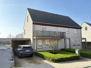 Fijne halfopen woning op rustige locatie Bestaande uit inkom met gastentoilet, lichtrijke woonkamer, open keuken met aansluitende bergruimte. Op de...