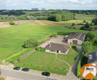 DILBEEK – Charmante woning met grote loods (525m²)<br /><br />Deze uitzonderlijke eigendom in het prachtige Dilbeek biedt een unieke mogelijkheid om te wonen in een ruime gezinswoning gecombineerd met een grote loods. <br />Gelegen op een perceel van ca. 42 are, biedt deze woning tal van mogelijkheden voor wie op zoek is naar zowel ruimte als functionaliteit.<br /><br />Hoewel de woning zich in een landelijke omgeving bevindt, bent u op slechts een korte afstand van Brussel. <br />De centrale ligging zorgt ervoor dat u kunt genieten van zowel de rust als de nabijheid van stedelijke voorzieningen waaronder winkels, scholen, restaurants,… <br />Dit maakt het pand perfect voor gezinnen en professionals die het beste van beide werelden willen.<br /><br />Een van de meest opvallende kenmerken van deze eigendom is de grote loods van 525m² voor agrarisch gebruik. <br />Deze loods biedt enorm veel opslag- en werkruimte. De grootte en functionaliteit van de loods maken dit pand bijzonder aantrekkelijk.<br /><br />De woning zelf is ruim en goed ingedeeld. In totaliteit herbergt deze woning 3 kamers op het gelijkvloers en 1 kamer op de zolderverdieping.<br />De ruime woon- en eetkamer zijn voorzien van voldoende ramen voor natuurlijk licht zodat je optimaal kan genieten van het prachtig groen vergezicht. <br /><br /><br />De vermelde prijs is een richtprijs. Na ontvangst van de biedingen zal de verkoper beslissen of hij/zij de eigendom verkoopt aan het beste bod. De richtprijs is aldus niet bindend voor de verkoper. Voor meer info kunt u ons contacteren 053/60.65.66 of het reglement raadplegen op onze website.