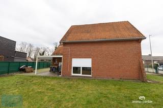 Gelegen op Wiekstraat 212 te Genk, presenteren wij u deze open bebouwing op een perceel van 546 m².<br />De woning beschikt over een royale tuin van circa 444 m², ideaal voor ontspanning en buitenactiviteiten.<br />Met een perceelbreedte van 21 meter en een diepte van 27 meter biedt deze woning tal van mogelijkheden.<br />De westelijke oriëntatie van de tuin garandeert optimale zonlichtinval gedurende de namiddag en avond.<br />Bovendien bevindt het pand zich op fietsafstand van het station en het bruisende centrum van Genk, met scholen en winkels op wandelafstand.<br />Een bijkomend voordeel is dat het perceel niet gelegen is in een overstromingsgebied, wat extra gemoedsrust biedt.<br /><br /><strong>Belangrijkste kenmerken:</strong><br />Drie ruime slaapkamers, perfect voor gezinnen.<br /><br />Recent vernieuwde elektriciteit voor uw veiligheid en comfort.<br /><br />Hoogrendement pvc-beglazing voor uitstekende isolatie en energiebesparing.<br /><br />Efficiënte gasgestookte ketel voor verwarming.<br /><br />Praktische kelderruimte, ideaal voor opslag of hobby's.<br /><br />Deze woning combineert comfort, ruimte en een gunstige ligging. Mis deze unieke kans niet om eigenaar te worden van dit prachtige pand in het hart van Genk.<br />Voor meer informatie of het plannen van een bezichtiging, neem contact op met de makelaar.<br />BaykalFevzi<br />0497523595