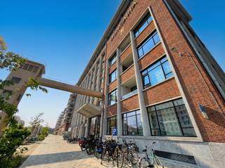 Goed gelegen parkeerplaats (nummer 25) te huur in de parkeergarage Hungaria aan de Vaartkom in Leuven. De garage is uitgerust met een...