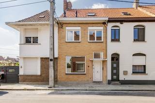Ben je op zoek naar een instapklare, smaakvol gerenoveerde woning waar modern comfort en energiezuinigheid hand in hand gaan? Deze parel in Bissegem werd recent van kop tot teen vernieuwd met hoogwaardige materialen en is helemaal klaar voor de toekomst.<br /><br /><u>De indeling</u><br />Gelijkvloers Je komt binnen via de inkomhal met een modern gastentoilet. Aan de voorzijde bevindt zich een multifunctionele voorplaats — de ideale plek voor een praktische wasplaats of een veilige fietsenberging, met een handige rechtstreekse doorsteek naar de keuken.<br /><br />Het kloppend hart van de woning is de stijlvolle, volledig geïnstalleerde keuken die voorzien is van een royaal keukeneiland en alle moderne toestellen. Aansluitend stroomt de ruimte over in de eetplaats en de verrassend ruime, lichtrijke leefruimte in de uitbouw. Dankzij de grote raampartijen geniet je hier van een maximale lichtinval en een naadloze overgang naar het gezellige terras. Extra stockageruimte vind je in de praktische kelder.<br /><br /><u>Eerste verdieping</u><br />De nachthal is optimaal benut met een handige ingebouwde kast. Hier bevindt zich de eerste ruime slaapkamer en een moderne, comfortabele badkamer uitgerust met een inloopdouche, een dubbel lavabomeubel en een tweede toilet.<br /><br /><u>Tweede verdieping</u><br />Via een vaste trap bereik je de perfect afgewertke en royale tweede slaapkamer onder het geïsoleerde dak.<br /><br /><strong>✨ De absolute troeven</strong><br />Bij de renovatie stond duurzaamheid centraal. Dit vertaalt zich in een uitstekende energetische score en een zorgeloze toekomst:
<ul>
	<li>Energiezuinige technieken: Uitgerust met efficiënte warmtepompen (lucht-lucht) en zonnepanelen ☀️</li>
	<li>Topisolatie: Volledig voorzien van dakisolatie, muurisolatie en hoogrendementsbeglazing (HR-glas)</li>
	<li>Technisch perfect: De elektriciteit is volledig conform gekeurd ⚡</li>
</ul>
<br /><strong>📞 Bezoekmoment inplannen?</strong><br />Zie jij jezelf hier al wonen of wil je de afwerking graag eens met eigen ogen bewonderen? Bel dan Lukas voor een afspraak <strong>0477 09 91 02</strong>