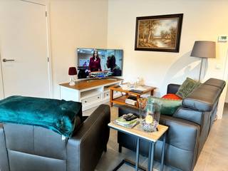 Dit instapklare gelijkvloers appartement combineert een praktische indeling met een topligging nabij het dorpscentrum met winkels en openbaar vervoer.<br /><br />Het appartement beschikt over een gezellige woonkamer met open keuken, een handige berging, twee volwaardige slaapkamers, een badkamer en een afzonderlijk toilet. Vanuit de leefruimte heb je rechtstreeks toegang tot het ruime terras. <br /><br />Achter het gebouw is een autostaanplaats voorzien en is er een fietsenstalling beschikbaar. De nabijheid van de oprit van de E17 zorgt bovendien voor een uitstekende bereikbaarheid.<br /><br />Een ideale woonplek voor wie op zoek is naar comfort, ruimte en een vlotte verbinding.<br />(Maandelijkse vaste kosten: 60 €)