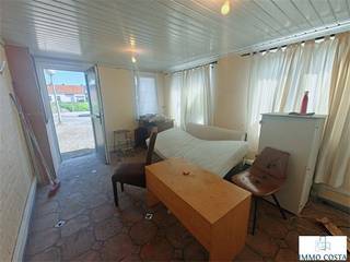 Te koop: charmante vakantiewoning met renovatiepotentieel, ideaal gelegen in een rustige en groene omgeving. Deze woning biedt volop mogelijkheden om naar eigen smaak en stijl te worden ingericht. De indeling bestaat uit een woonkamer met open keuken, één slaapkamer en een badkamer. Dankzij de ligging geniet je hier van absolute rust, ver weg van de drukte – perfect voor wie op zoek is naar ontspanning. Na renovatie vormt dit de ideale tweede verblijfplaats of investering. Laat deze kans niet voorbijgaan om je eigen stek aan de kust te creëren. Contacteer ons voor meer info of een bezoek ter plaatse.