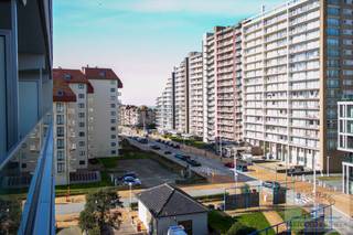 Dans la résidence soignée Residentie Mosselbank, nous vous proposons ce studio spacieux et récemment rénové, idéalement situé dans un emplacement privilégié à la mer.<br />La résidence a récemment bénéficié d’une rénovation complète de la façade, offrant non seulement une allure moderne et rafraîchie, mais également une meilleure durabilité et une valorisation à long terme.<br />Le studio lui-même a également été rénové récemment et est prêt à emménager. Grâce à son agencement intelligent, vous profitez d’un agréable espace de vie lumineux, d’une cuisine pratique et d’une salle de bains soignée. L’espace ouvert permet d’aménager confortablement un coin salon ainsi qu’un espace nuit.<br />Atouts :<br />- Spacieux séjour lumineux<br />- Intérieur récemment rénové<br />- Façade de l’immeuble entièrement rénovée<br />- Idéal comme résidence secondaire<br />- Situé à distance de marche de la mer, des commerces et des restaurants<br />Vous êtes à la recherche d’un pied-à-terre sans souci à la mer ?<br />Ce studio combine confort, situation et esthétique dans un ensemble particulièrement attrayant.<br />Intéressé(e) ? Contactez-nous pour plus d’informations ou pour organiser une visite.