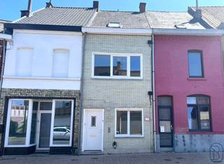 Gunstig gelegen rijwoning nabij station, glv inkom, salon, living met open keuken, wasplaats, douche kamer, toillet, eerste verdiep 2 kamers + 2 kamers onder zolderverdiep. kleine kelder.