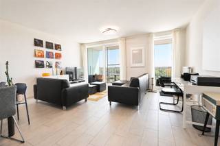 <p><span>Vanop de </span><span>8ste en bovenste verdieping</span><span> woon je hier letterlijk boven de stad, met een open uitzicht en een aangenaam gevoel van ruimte en licht. Dit recente appartement combineert hedendaags wooncomfort met een verrassend </span><span>groene en vlot bereikbare ligging</span><span>, vlakbij </span><span>Park Spoor Oos</span><span>t en met een snelle verbinding naar het centrum.</span></p><p><span> </span></p><p><span>De leefruimte baadt in het </span><span>licht</span><span> dankzij de grote raampartijen en loopt naadloos over in het terras, waar je in alle rust kan genieten van het uitzicht over de omgeving. De </span><span>open keuken</span><span> sluit mooi aan bij het geheel en maakt van de leefruimte een open en gezellige plek. Verder zijn er </span><span>twee volwaardige slaapkamers</span><span>, beide met toegang tot het terras, een badkamer en een praktische berging.</span></p><p><span> </span></p><p><span>Indeling</span></p><p><span>- inkomhal met vestiaire</span></p><p><span>- lichtrijke leefruimte</span></p><p><span>- open keuken</span></p><p><span>- slaapkamer 1</span></p><p><span>- slaapkamer 2</span></p><p><span>- badkamer met inloopdouche</span></p><p><span>- apart toilet</span></p><p><span>- aparte berging</span></p><p><span>- terras met uitzicht (circa 30m</span><span><sup>2</sup></span><span>)</span></p><p><span>- extra kelderberging</span></p><p><span>- autostaanplaats aan te kopen aan €27.000</span></p><p><span> </span></p><p><span>Troeven</span></p><p><span>- bovenste verdieping</span></p><p><span>- open uitzicht</span></p><p><span>- veel lichtinval</span></p><p><span>- vlotte bereikbaarheid</span></p><p><span>- bouwjaar 2018</span></p><p><span> </span></p><p><span>Ben jij geïnteresseerd in dit appartement te koop in Borgerhout? Ben je op zoek naar ander vastgoed of wens je de waarde van jouw eigendom te kennen? Dan ben je bij BOLT Immo aan het juiste adres! We helpen jou graag verder! Bel 03/568.68.06 of mail <span>info@bolt.immo</span></span></p><p><span> </span></p><p><span> </span></p><p><span> </span></p><p><span> </span></p>