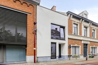 EERSTE KIJKDAG OP ZONDAG 5 JULI. Meer info, plannen en documenten: www.bellesvastgoed.be/te-koop/boechout-van-colenstraat-15<br /><br />Deze energiezuinige en instapklare woning met 3 slaapkamers, bureau en een zonnige tuin bevindt zich pal in het centrum van Boechout. Winkels, horeca, scholen, openbaar vervoer en recreatiemogelijkheden liggen allemaal op wandelafstand.<br /><br />In 2018 onderging deze woning een ware totaalrenovatie, wat resulteerde in een uitstekende EPC-score B. Daarbij werden onder meer het dak geïsoleerd, nieuwe ramen met hoogrendementsglas geplaatst, de muren en vloer geïsoleerd, nieuwe keuken en badkamer geplaatst, een recente gascondensatieketel geïnstalleerd en de elektriciteit conform gemaakt. Wie een EPC-score A nastreeft, hoeft enkel nog zonnepanelen te plaatsen.<br /><br />We betreden de woning via de ruime inkomhal met gastentoilet. Van hieruit komen we in de leefkeuken, die aansluit op de lichtrijke woonkamer. De keuken is uitgerust met alle nodige inbouwtoestellen, waaronder een oven, vaatwasser, koelkast, diepvries en inductiekookplaat. Aansluitend bevindt zich een veelzijdige ruimte met dubbelhoog plafond, ideaal als bureau, speelkamer of hobbyruimte.<br /><br />De woning beschikt over 3 volwaardige slaapkamers, waarvan 1 op het gelijkvloers en 2 op de eerste verdieping. Eén van de slaapkamers op de verdieping heeft bovendien een aangrenzende dressing. De ruime badkamer biedt alle comfort dankzij de inloopdouche, het ligbad en de dubbele wastafel. Daarnaast is er een apart toilet. Op het gelijkvloers bevindt zich een praktische berging met aansluitingen voor wasmachine en droogkast. Ook een handige kelder ontbreekt niet.<br /><br />Vanuit de woonkamer geniet je van een mooi uitzicht op de groene, zonnige tuin. Zowel op het terras als in de tuin ervaar je alle rust en voldoende privacy. Achteraan de tuin bevindt zich een ruime tuinberging, ideaal voor fietsen en extra opslagruimte. Dankzij het achterliggende weggetje is deze berging bovendien gemakkelijk bereikbaar.<br /><br />Kortom, een perfect onderhouden en energiezuinige woning op een toplocatie in het hart van Boechout, klaar om onmiddellijk te betrekken.<br /><br />Tot binnenkort!