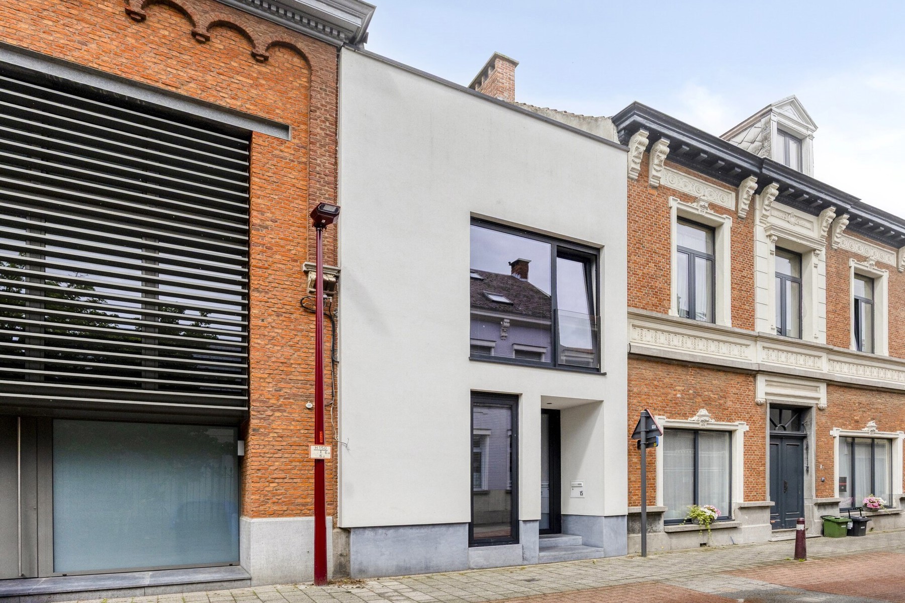 Volledig gerenoveerde woning met 3 slpk, bureau en tuin - foto 1