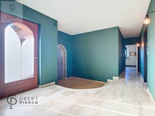 Via het beklinkerde tuinpad begeven we ons naar de centrale inkomhal van deze mooie bungalow. De inkomhal met gastentoilet geeft doorgang tot...