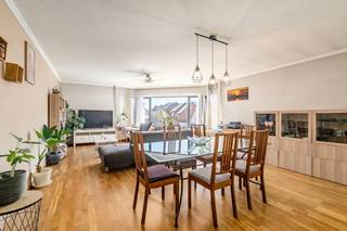 <p><strong>Ben je op zoek naar een instapklaar appartement met 2 slaapkamers en garage in hartje Aalst? Gevonden!</strong></p>
<p>In een kleinschalig gebouw bevindt zich dit praktisch ingedeelde appartement op een centrale locatie in Aalst. Je woont hier op wandelafstand van het centrum, het station, scholen, openbaar vervoer, het ziekenhuis en parken, terwijl ook de belangrijkste invalswegen vlot bereikbaar zijn. Een ligging die niet alleen interessant is voor eigen bewoning, maar ook voor investeerders die op zoek zijn naar een vlot verhuurbaar appartement. Extra troeven zijn het gunstige EPC-label C, de conforme elektrische installatie, de individuele condensatieketel en de vernieuwde Velux-ramen in beide slaapkamers. De garagebox met automatische poort is apart aan te kopen voor € 25.000.</p>
<p>Via de praktische inkomhal van 9 m² bereik je alle vertrekken. De lichtrijke woonkamer met eet- en zithoek biedt met 32 m² aangenaam veel leefruimte. Aansluitend bevindt zich de keuken van 7 m², uitgerust met een keramische kookplaat en dubbele spoelbak. Verder beschikt het appartement over twee slaapkamers van elk 9 m², een badkamer van 6 m², een afzonderlijk toilet en een berging.</p>
<p>Dankzij de combinatie van twee slaapkamers, een centrale ligging nabij het station, een degelijke energieprestatie en beperkte technische zorgen is dit appartement een interessante keuze voor starters en koppels, maar eveneens een aantrekkelijke vastgoedinvestering met een brede potentiële huurdersmarkt. Interesse? Contacteer ons vandaag nog en plan je bezoek!</p>