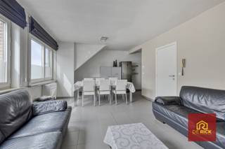 This move-in ready duplex apartment in the center of Aalst is ideally located near schools, stores, supermarkets and public transportation.The apartment is divided into an entrance hall, a spacious living room with lots of natural light, dining area and fully equipped open kitchen,