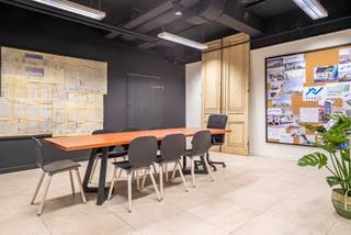 Het winkelcentrum is al meer dan 40 jaar een vaste waarde in Wilrijk.Er zijn verschillende leuke en creatieve zaken gevestigd: kledingwinkels,...