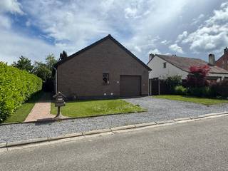 3-slaapkamer woning met garage in Muizen nabij Mechelen<br /><br />Open bebouwing - bew.opp. 153³m - 7.7 are - bouwjaar 1979<br /><br />Deze charmante woning met drie slaapkamers biedt een rustige ligging en een aangename woonomgeving in een residentiële wijk in een doodlopende straat. Op 10 minuten van de oprit van E19, winkels, lagere school en natuurgebied. De woning is voorzien van een garage en een oprit, wat zorgt voor voldoende parkeergelegenheid.<br /><br />Binnen treft u een lichte en ruime leefruimte aan, met aangrenzende veranda met zicht op de grote tuin. De keuken die uitkijkt op een buitenzithoek met vijvertje is pas gerenoveerd en functioneel ingericht. Met 3 slaapkamers op het gelijkvloers en de mogelijkheid van het maken van een 4e slaapkamer op zolder is dit een ideale gezinswoning. De badkamer is modern afgewerkt en voorzien van een inloopdouche.<br /><br />De woning beschikt over een grote aantrekkelijke tuin met overdekte zithoeken.