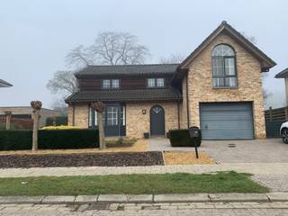 Vrijstaande en instapklare houtmassiefbouw met vijf ruime slaapkamers en een mooie tuin, nabij het centrum van Gierle. EPC: 226 (kWh/m²)...