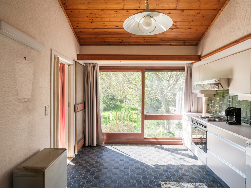 Mid-century modern villa met vier slaapkamers, verdeeld over drie niveaus, gelegen op een groen perceel in Lievegem. - foto 4