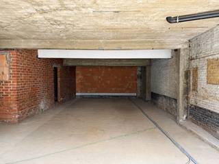 <p>Op een goed bereikbare locatie in Denderhoutem bieden wij dit ruime handelspand/magazijn van 130 m² te huur aan, ideaal voor opslag, atelier of handelsactiviteit.</p><p></p><p><strong>Voorgevel:</strong> Momenteel is er nog geen poort of raam voorzien in de voorgevel. De invulling hiervan wordt in overleg met de huurder bepaald, zodat het pand kan worden afgestemd op de specifieke noden van de activiteit.</p><p></p><p><strong>Staat van het pand:</strong> Het pand wordt casco verhuurd. De vloer (polybeton of chape) wordt nog gegoten, in overleg met de huurder, zodat deze kan afgestemd worden op het beoogde gebruik.</p><p></p><p><strong>Voorzieningen:</strong></p><ul><li><p>Alle nutsvoorzieningen zijn voorzien</p></li><li><p>Zonnepanelen toegekend aan het magazijn aanwezig</p></li></ul><p></p><p><strong>Huurprijs:</strong> € 1.000/maand, excl. btw </p><p></p><p><strong>Beschikbaarheid:</strong> in overleg</p>