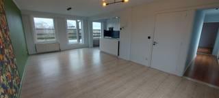 <p><span>Inschrijven kan enkel via de huuraanvraag op deze website. Telefonische afspraken zijn niet mogelijk.</span></p><p><span> </span></p><p><span>Aangenaam dakappartement met 2 slaapkamers en groot terras op de 4de verdieping (zonder lift), rustig gelegen. Indeling : lichte woonkamer met toegang tot terras, Open ingerichte keuken met toestellen. Bijkeuken voor wasmachine... Afzonderlijk toilet.  2 ruime slaapkamers met laminaat. Badkamer met ligbad en lavabomeubel. Ingemaakte kasten. Heel groot mooi terras aanwezig. Garage achter gebouw inbegrepen. Algemene onkosten : 50,00 EUR/maand elektr. gemene delen en syndicus. Individuele CV op aardgas. Het appartement is beschikbaar vanaf 01/02/2026.</span></p><p><span> </span></p>