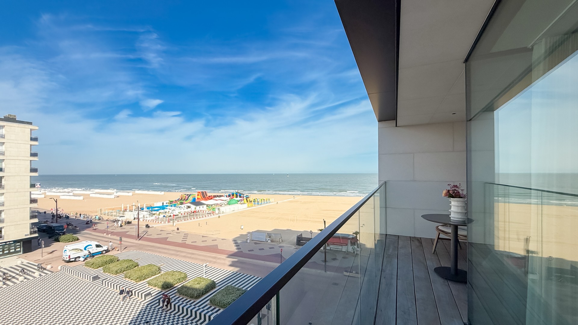 Exclusief appartement met 3 slaapkamers gelegen in het gekende gebouw residentie One Carlton, gelegen op de westzijde van het Albertplein, op Zeedijk-Het Zoute. - foto 3