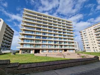 ZUIDGERICHTE GERENOVEERDE STUDIO MET SLAAPHOEK EN MET GROOT ZONNETERRAS INCLUSIEF KELDER OP ENKELE METERS VAN HET STRAND TE DE PANNEBestaande uit...