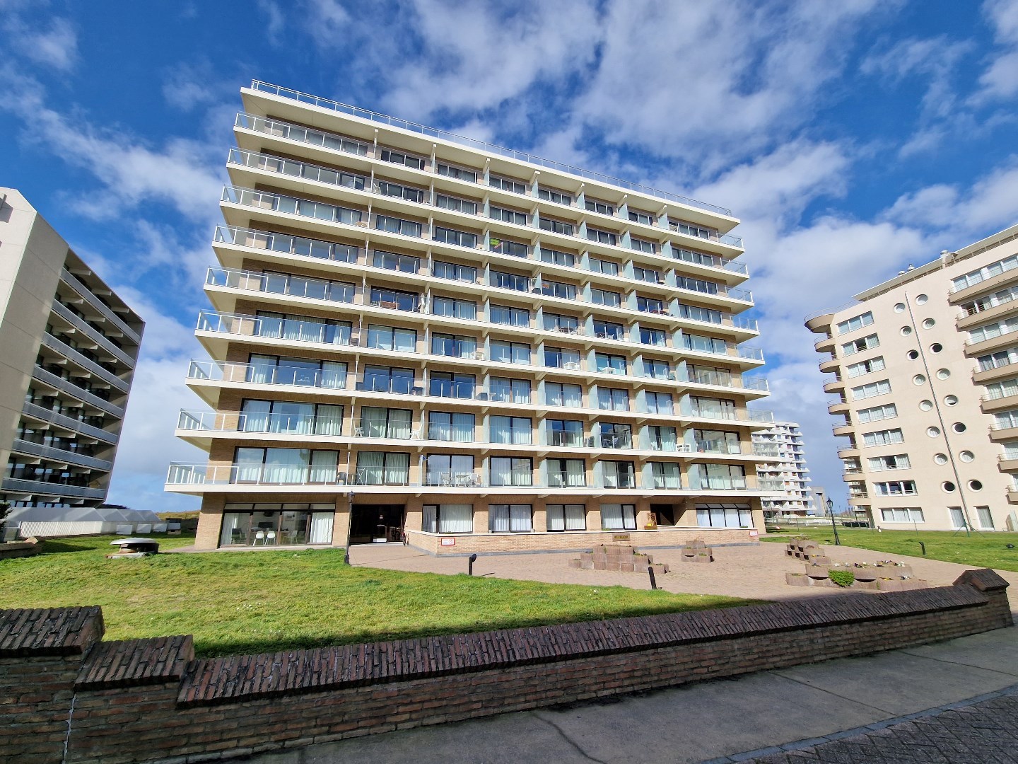 ZUIDGERICHTE GERENOVEERDE STUDIO MET SLAAPHOEK EN MET GROOT ZONNETERRAS INCLUSIEF KELDER OP ENKELE METERS VAN HET STRAND TE DE PANNE - foto 1